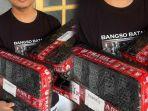 Agus-menerima-paket-COD-yang-tidak-dipesannya.jpg