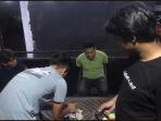 Aipda-JN-baju-kaos-hijau-yang-diinterogasi-usai-diamankan-tim-gabungan-Polresta-Sorong.jpg