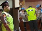 Aipda-Robig-Zaenudin-dipecat-dari-polisi-dan-jadi-tersangka-usai-tembak-mati-siswa-SMK.jpg