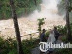 Air-dalam-debit-yang-sangat-besar-keluar-dari-Terowongan-Niyama-Tulungagung.jpg