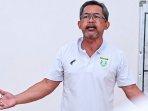 Aji-Santoso-memimpin-rapat-persiapan-tim-Persela-Lamongan-jelang-pertandingan-Championship-20252026.jpg