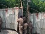 Akhirnya-Satpol-PP-Robohkan-Bangunan-Ari-yang-Tutup-Jalan-Umum-Tetangga-Sangat-Menganggu.jpg