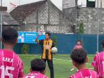 Aksi-Evan-Dimas-memberikan-materi-saat-coaching-clinic-bersama-Grefoo-Academy.jpg