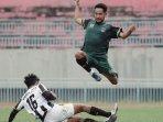 Aksi-M-Rifaldo-Lestaluhu-saat-berseragam-Gresik-United.jpg