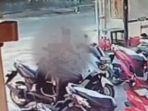 Aksi-emak-emak-menggendong-anak-mencuri-ponsel-yang-tertinggal-dalam-dasbor-motor.jpg