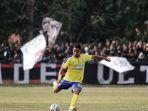Aksi-gelandang-Gresik-United-Rifaldo-Lestaluhu.jpg