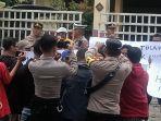 Aksi-massa-anggota-KPPS-di-depan-Kantor-PPK-menolak-gagasan-hak-angket.jpg