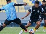 Aksi-pemain-Gresik-United-melawan-Persela-Lamongan-pada-laga-uji-coba-gresik-united-vs-persela.jpg
