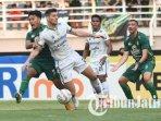 Aksi-pemain-Persebaya-Surabaya-pada-laga-Persebaya-vs-Persib-Bandung.jpg