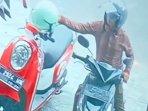 Aksi-pencurian-helm-di-parkiran-minimarket-Jalan-Manukan-Tengah-Manukan-Kulon-Tandes-Surabaya.jpg