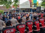 Aksi-pendukung-saat-salah-satu-caleg-Nasdem-Banyuwangi-melaporkan-dugaan-kecurangan.jpg