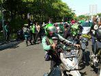 Aksi-sweeping-ke-sesama-pemotor-ojek-online-mewarnai-jalannya-demonstrasi.jpg