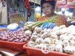 Aktivitas-pedagang-di-Pasar-Tanjung-Jember-saat-Ramadan-ilustrasi-harga-bawang.jpg