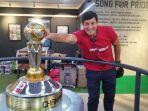 Alfredo-Vera-memegangi-replika-piala-Liga-2-2017-yang-dipersembahkannya.jpg