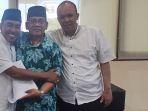 Ali-Mahfud-memeluk-Mujahid-Ansori-sambil-memegang-berkas-serah-terima-DPC-PPP-Surabaya.jpg