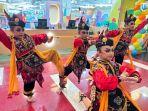 Anak-anak-Sanggar-Sekalendra-tampil-di-Grand-City-Mall-Surabaya.jpg