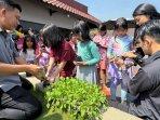 Anak-anak-belajar-menanam-sawi-di-Grand-Whiz-Hotel-Trawas-Mojokerto.jpg