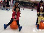 Anak-anak-bermain-ice-skating-di-Grand-City-Mall-Surabaya.jpg