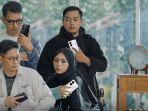 Anak-muda-sekaligus-sebagai-realme-fans-saat-menunjukan-produk-realme-10-Pro-Series-5G.jpg