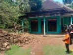 Anggota-BPBD-Kabupaten-Malang-melakukan-assessment-terhadap-rumah-terdampak-tanah-longsor.jpg