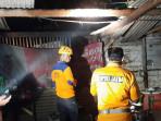 Anggota-BPBD-Kabupaten-Probolinggo-saat-melakukan-assesment-ke-rumah-warga-yang-rusak.jpg