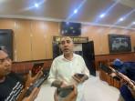 Anggota-DPR-RI-Nashim-Khan-saat-diwawancarai-awak-media-usai-memimpin-pertemuan-tertutup.jpg