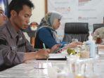 Anggota-KPU-Kota-Batu-saat-rapat.jpg