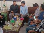 Anggota-Komisi-IV-DPRD-Bondowoso-Mansur-melakukan-sidak-ke-SDN-Dabasah-1-Bondowoso.jpg
