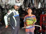 Anggota-Satlantas-Polres-Sampang-saat-memberikan-imbauan-terhadap.jpg