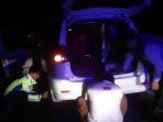 Anggota-Unit-314-Jatim-III-PJR-Ditlantas-Polda-Jatim-membantu-pengendara-di-ruas-Tol-Sumo.jpg