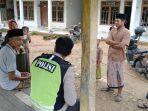 Anggota-polisi-saat-berada-di-rumah-duka-ibu-yang-tersetrum-listrik.jpg