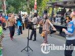 Anggrek-Binmas-Semeru-menghibur-masyarakat-di-Taman-Bungkul-Surabaya.jpg