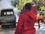 Angkot-terbakar-di-sisi-timur-Kebun-Bibit-Manyar-Surabaya.jpg