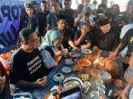 Anies-Baswedan-menyempatkan-ngopi-di-Ponorogo-Sabtu-30122023-pagi.jpg