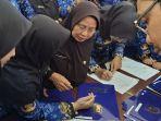 Anisyah-akhirnya-menerima-SK-pengangkatan-PPPK-di-usia-56-tahun.jpg