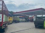 Antrean-kendaraan-roda-empat-mengular-di-SPBU-Sleko-tuban.jpg