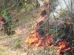 Api-saat-masih-berkobar-di-lereng-barat-Gunung-Budheg.jpg