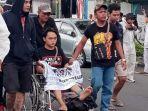 Aremania-asal-Sidoarjo-ikuti-aksi-damai-40-hari-Tragedi-Kanjuruhan-memakai-kursi-roda.jpg