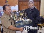 Atlet-voli-Megawati-Hangestri-Pertiwi-menyerahkan-percel-Lebaran-ke-Bupati-Jember-Hendy-Siswanto.jpg