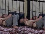 Ayah-dan-Anak-Tidur-Berpelukan-Meski-Terhalang-Jeruji-Besi-Polisi-Sengaja-Rekam-Senang-Bisa-Bantu.jpg