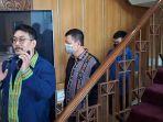 Ayahanda-Ronald-Tannur-Edward-Tannur-saat-berada-di-Lobby-Kejati-Jatim.jpg