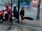Hujan Deras, Jalan Mastrip Kota Blitar Tergenang Banjir, Sejumlah Motor yang Nekat Menerobos Mogok