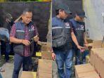BERANTAS-MIRAS-Polisi-saat-menggrebek-toko-sembako-menjual-minuman-keras-di-wilayah-utara-Gresik.jpg