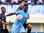 BERBAGI-POIN-Striker-Persela-Ezechiel-Ndouassel-menguasai-bola-dihadang-pemain-Bhayangkara-FC.jpg