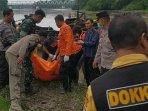 BPBD-Bojonegoro-mengevakuasi-jasad-di-Bengawan-Solo-turut-Desa-Nguken-Kecamatan-Padangan.jpg