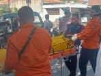 BPBD-Kota-Surabaya-mengevakuasi-pria-yang-ditemukan-tewas-di-depan-toko-kawasan-Jalan-Joyoboyo.jpg