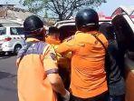 BPBD-dan-PMI-Kota-Surabaya-mengevakuasi-korban-ke-dalam-ambulan.jpg