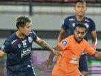 Babak-pertama-Arema-FC-vs-Borneo-FC-dalam-lanjutan-Liga-1-2023-2024-berakhir-dengan-skor-0-0.jpg