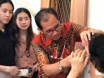 Bacaleg-DPRD-Kota-Surabaya-dari-PSI-Michael-Leksodimulyo-bersama-2-putrinya.jpg