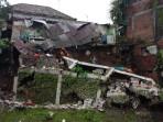 Bagian-belakang-rumah-di-Jalan-Tapak-Siring-Gang-4-Kecamatan-Klojen-Kota-Malang-ambrol-ke-sungai.jpg